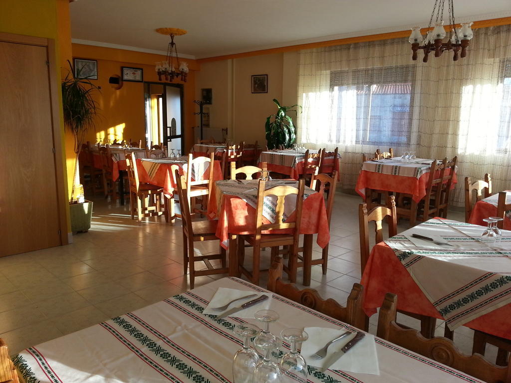 Hostal Atila Ricobayo Exterior photo